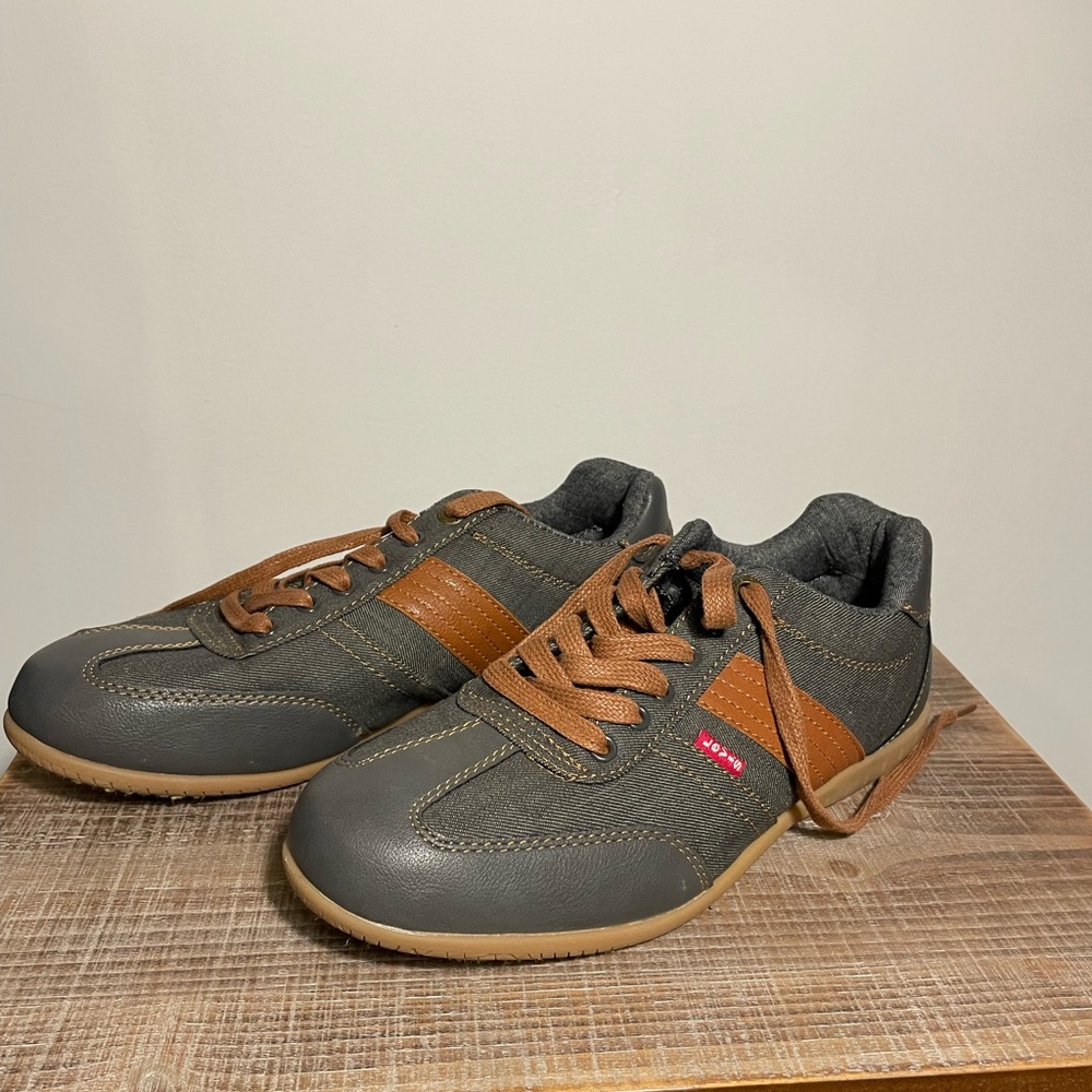 Levi’s men’s size 8 Jean lace up shoes casual flat dress shoes